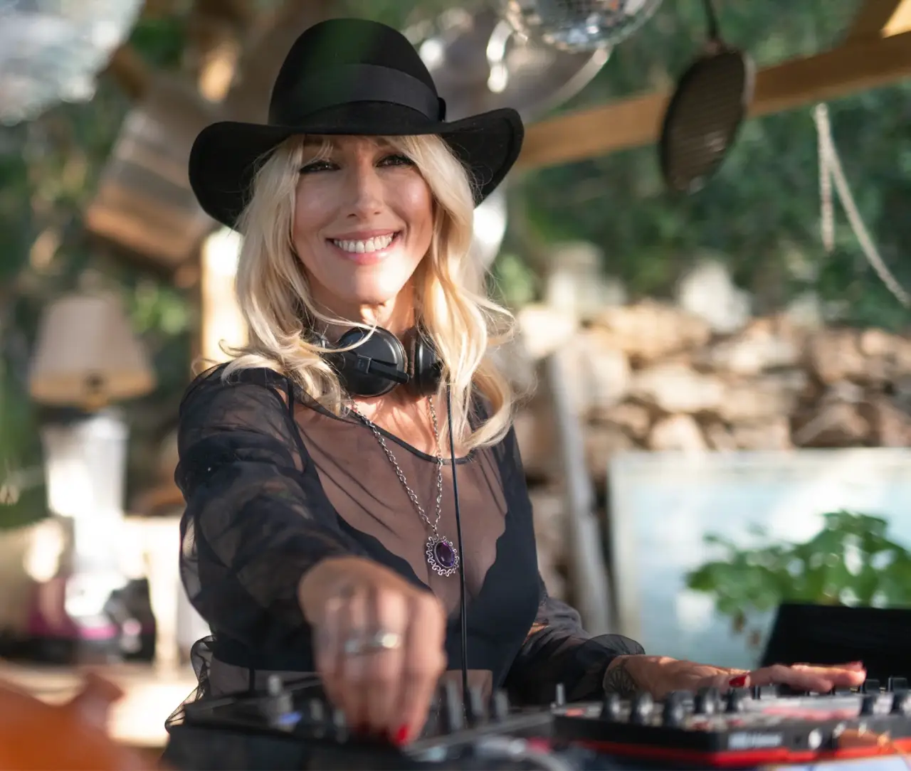 Suzi Suzuki behind the decks